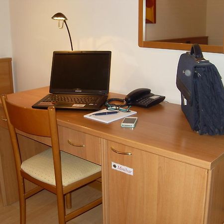 Hotel Tirrenus ペルージャ エクステリア 写真